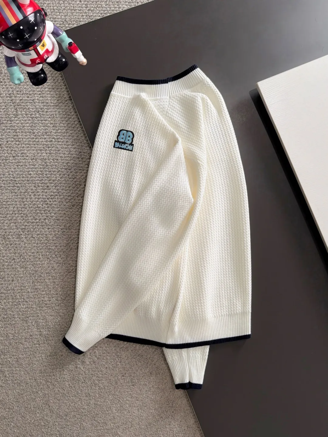 Next day shipping P195 Balenciaga high quality 2026 autumn and winter official website latest sweater, on sale at the same time at the counter Hot Sale! Specially made of wool blended fabric. It feels comfortable and can be directly in contact with the skin. The logo badge is exquisitely embroidered, which is extremely eye-catching! The details highlight the fashionable charm of big brands. Exquisite workmanship. Three-dimensional cutting style. The wearing effect is invincible and handsome! All three standards are complete! Sizes:M-3XL